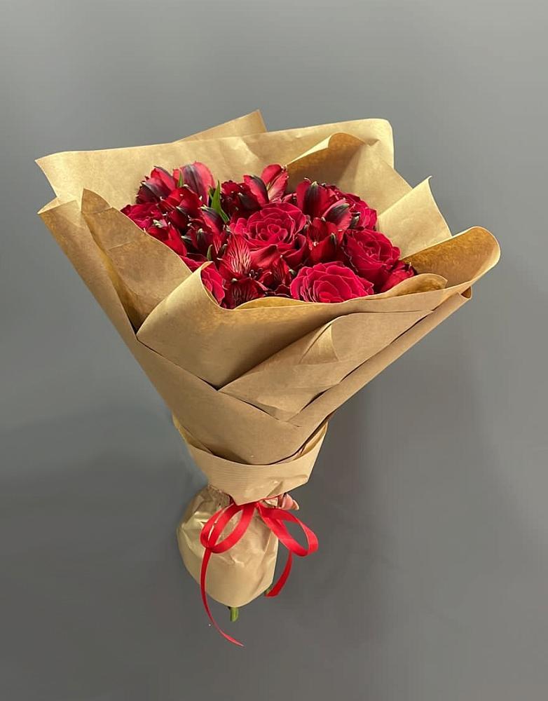 Букет цветов из: Альстромерии и Розы в Пижанке