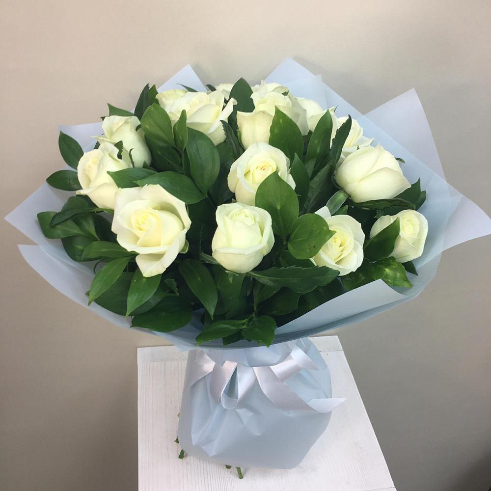 Букет 15 Белых роз Проуд в Пижанке