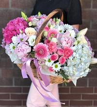 Цветочная композиция из Розы, Хризантемы, Пионы и Лизиантусы в корзине в Пижанке