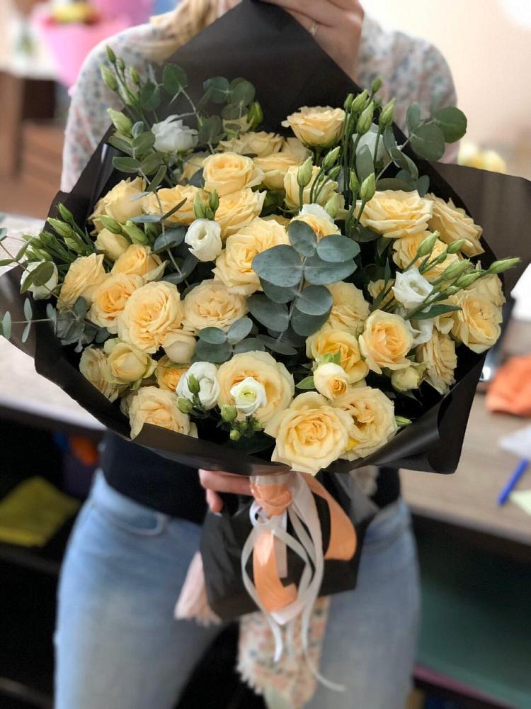 Букет цветов из: Розы и Лизиантусы в Пижанке