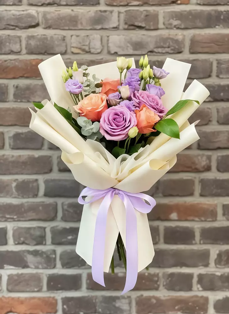 Букет цветов из: Лизиантусы и Розы в Пижанке