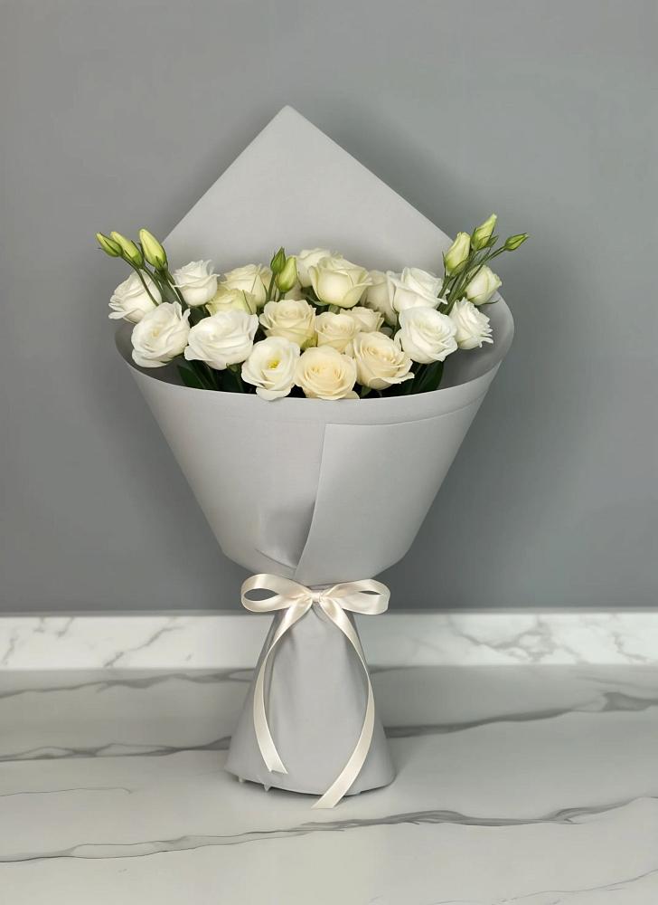 Букет цветов из: Розы и Лизиантусы в Пижанке