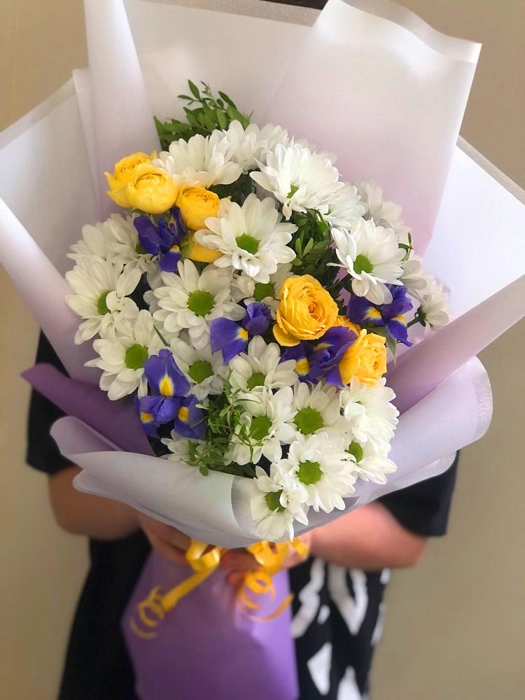 Букет цветов из: Ирисы, Хризантемы и Розы в Пижанке