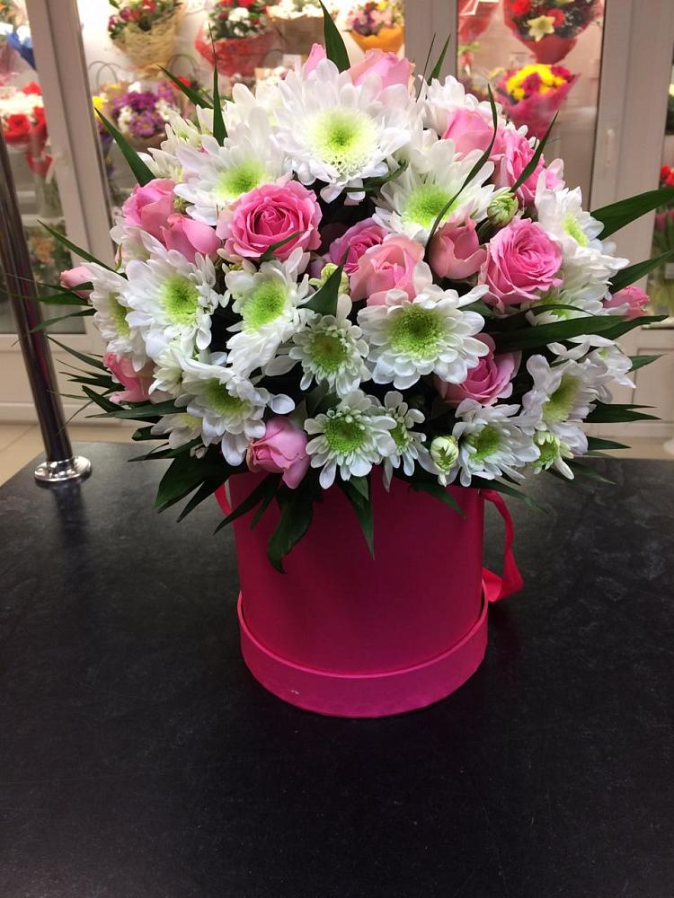 Цветочная композиция из Розы и Хризантемы в шляпной коробке в Пижанке