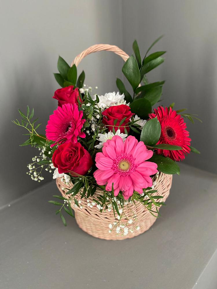 Цветочная композиция из Розы, Хризантемы и Герберы в корзине в Пижанке