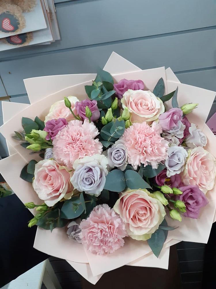 Букет цветов из: Розы, Гвоздики и Лизиантусы в Пижанке